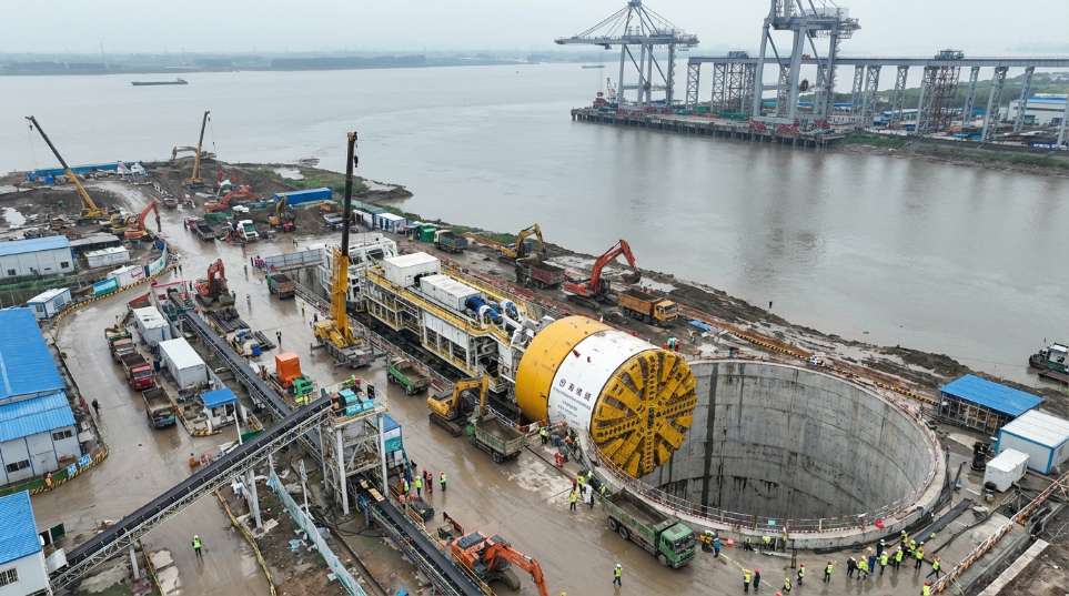我国自主研制的最大直径泥水平衡盾构机“沧渊号”始发