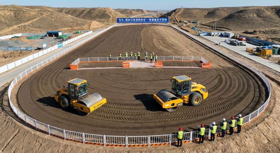 柳工无人驾驶压路机助力包银高铁高品质建设