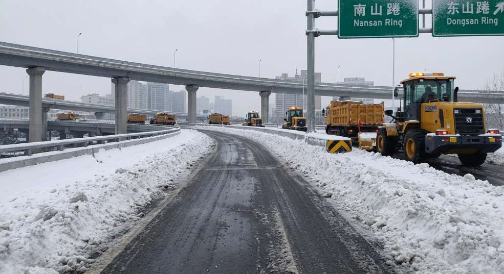 除雪作业,徐工平地机保障道路出行 除雪作业,徐工平地机保障道路出行