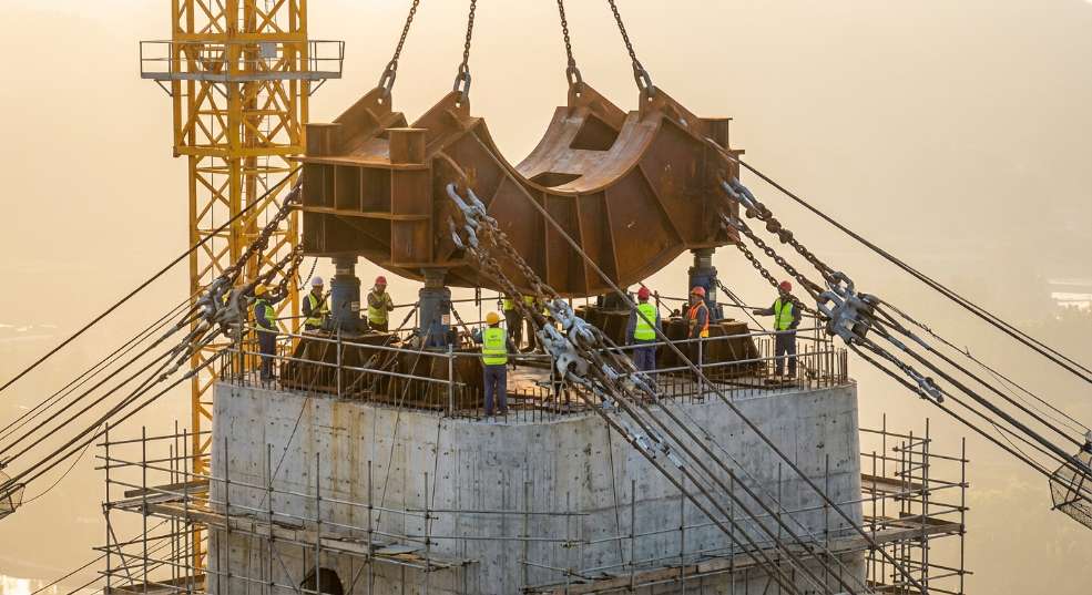 世界最大跨径独柱式三塔空间缆悬索桥上部结构施工全面展开