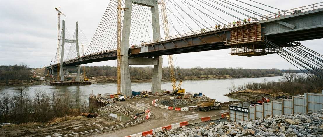 世界最大跨径独柱式三塔空间缆悬索桥上部结构施工全面展开