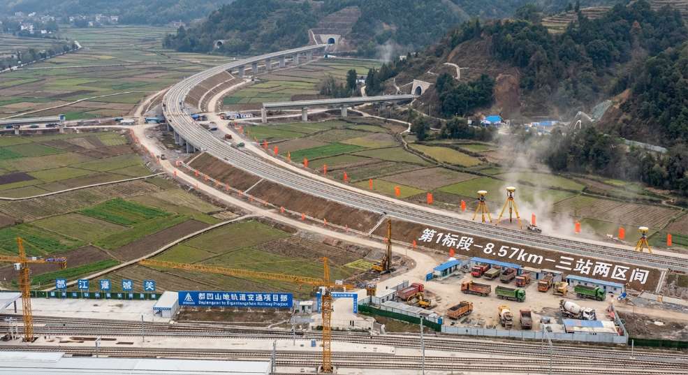 攻克极限地层掘进 都四山地轨道交通首个盾构隧道贯通