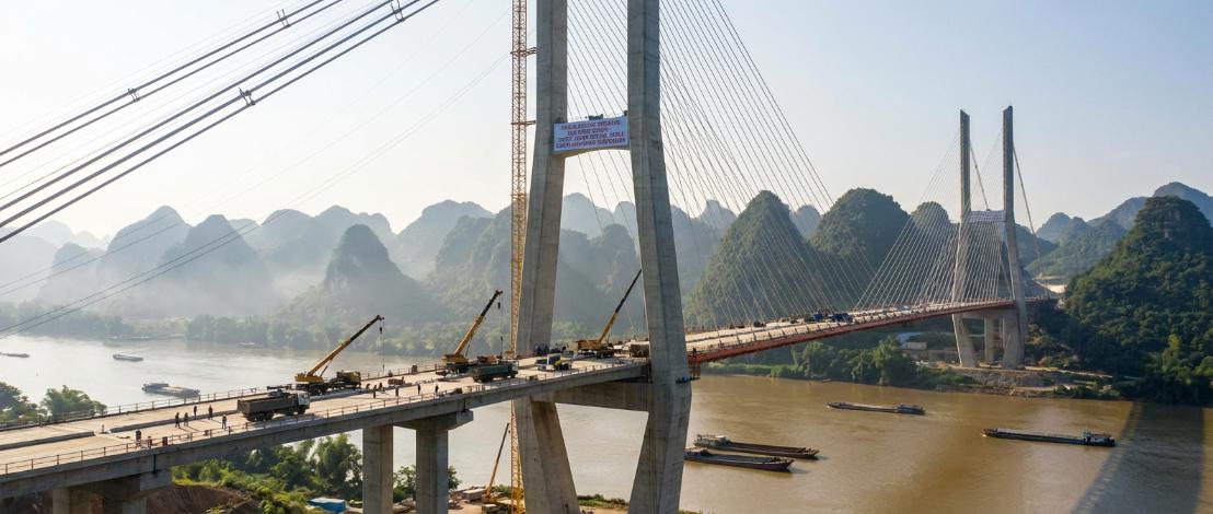 世界最大跨径的三塔空间缆地锚式悬索桥北塔成功封顶