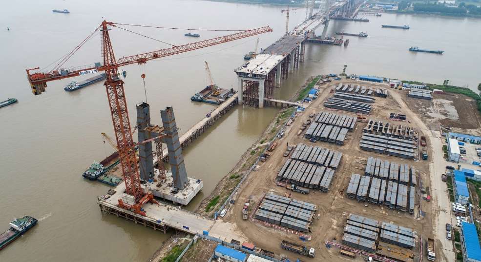 中国铁建R8000-320型塔机首吊完成：最大起重量320吨