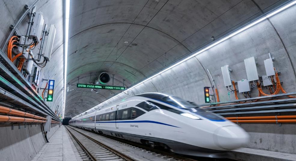 隧道内可实现通讯定位!成宜高铁正线铺轨顺利完成 隧道内可实现通讯定位!成宜高铁正线铺轨顺利完成