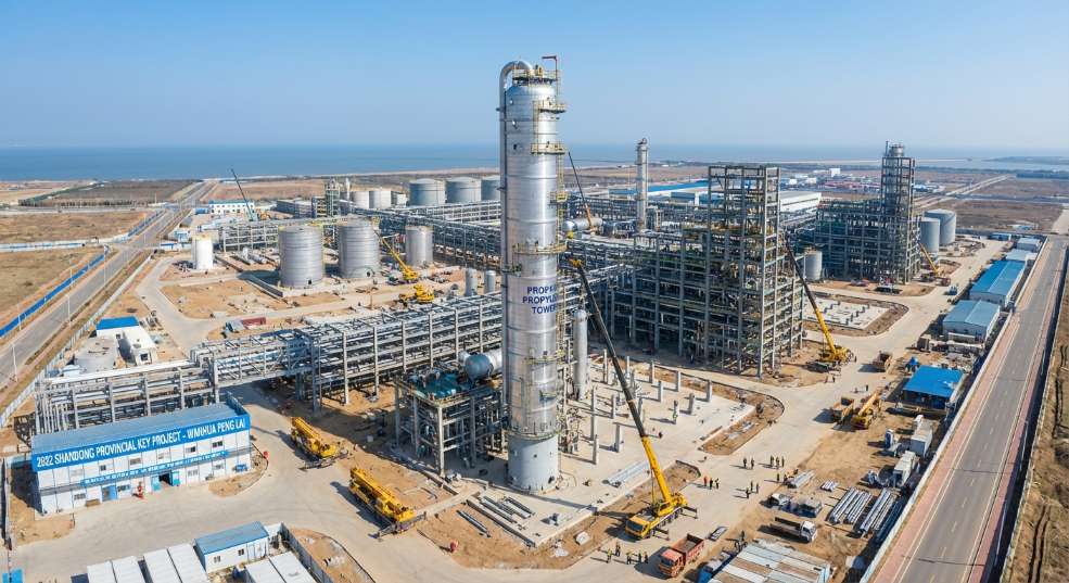 中建安装承建的全球最长丙烷丙烯分离塔成功吊装