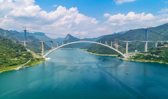 在建世界最大跨径拱桥首片拱上T梁成功架设