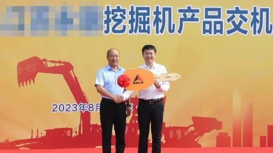强强联合再谱新篇！山东临工与江苏某集团大客户挖掘机交机