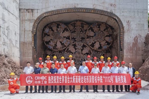 向“新”而行丨世界首例硬岩矩形盾构顶管机掘进隧道贯通