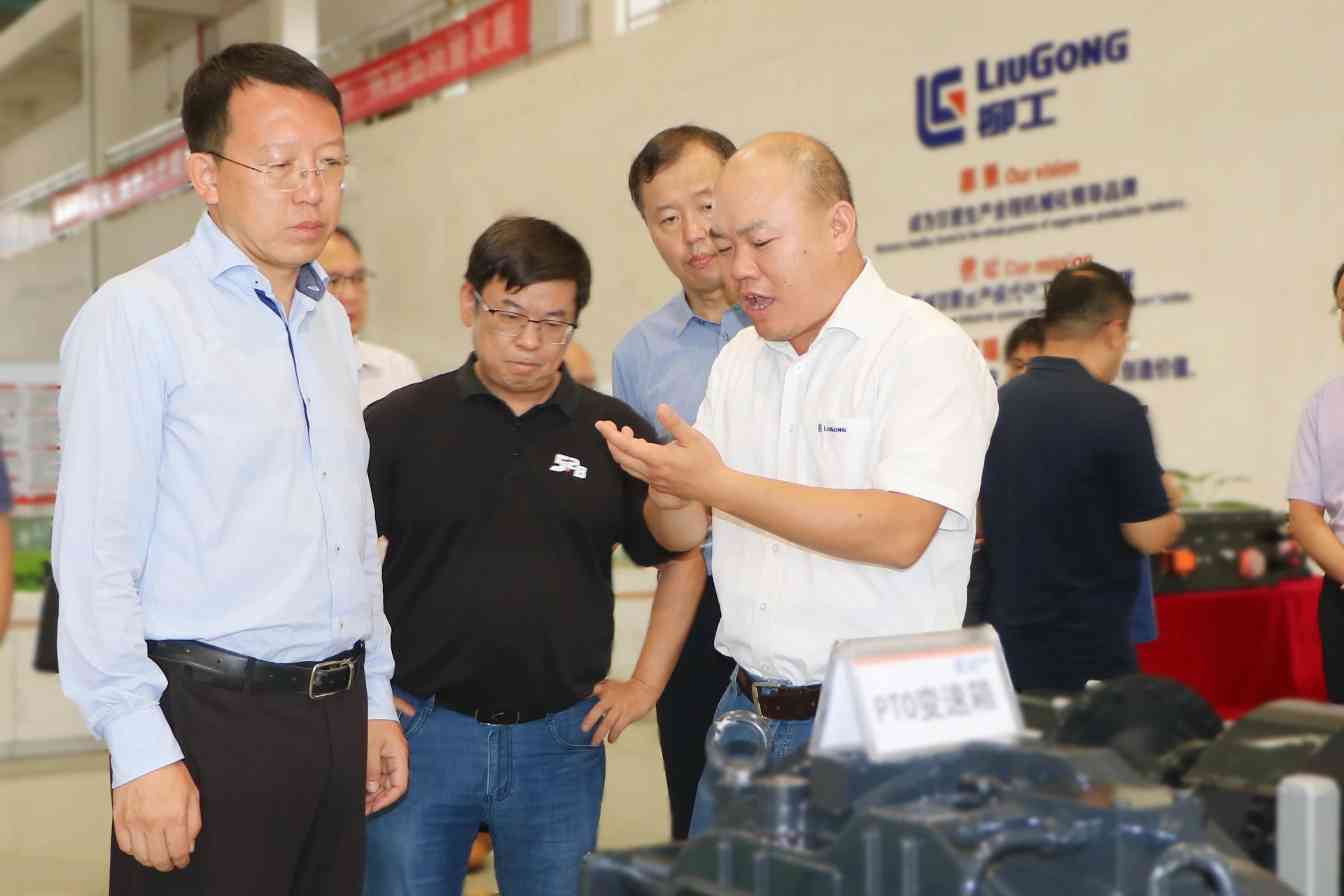 农业农村部调研组到访柳工农机，点赞混合动力技术创新