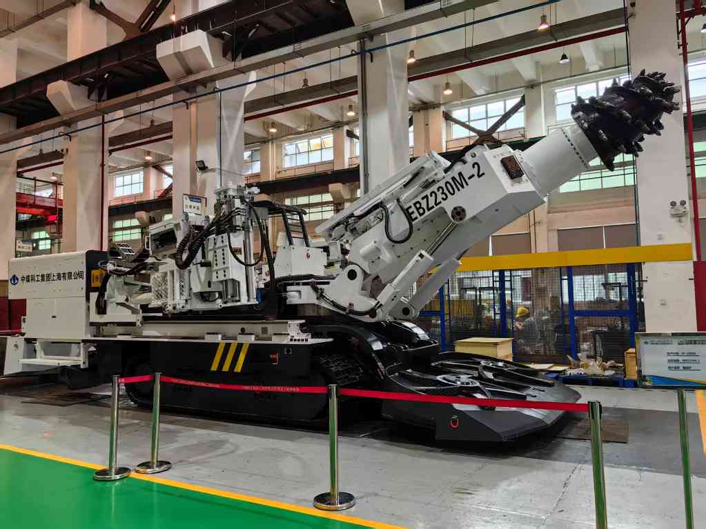 全国首套悬臂式智能化掘锚机器人成功应用