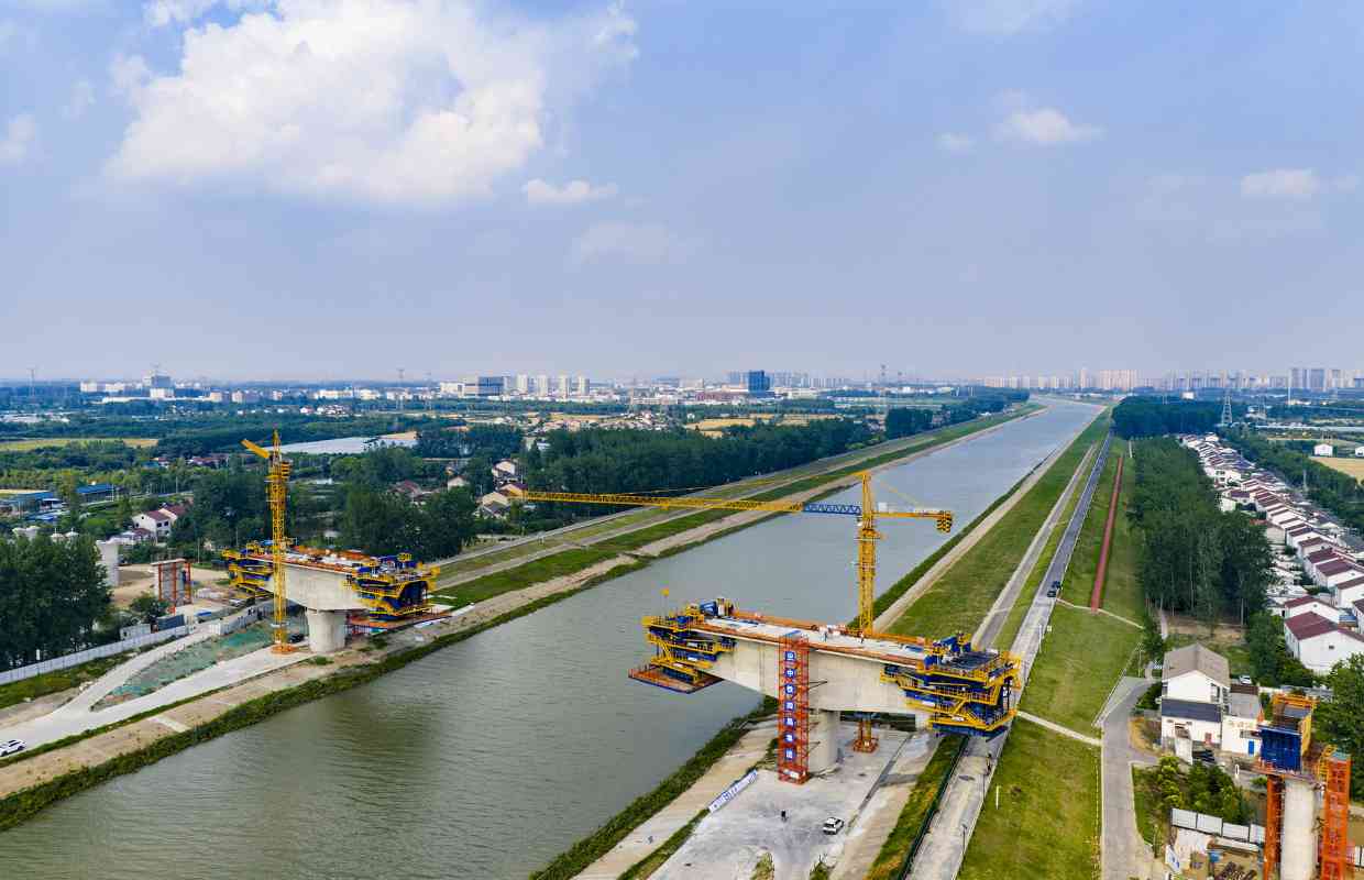 中国中铁自主研发悬臂智慧造桥机成功投用