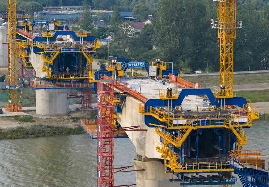 中国中铁自主研发悬臂智慧造桥机成功投用