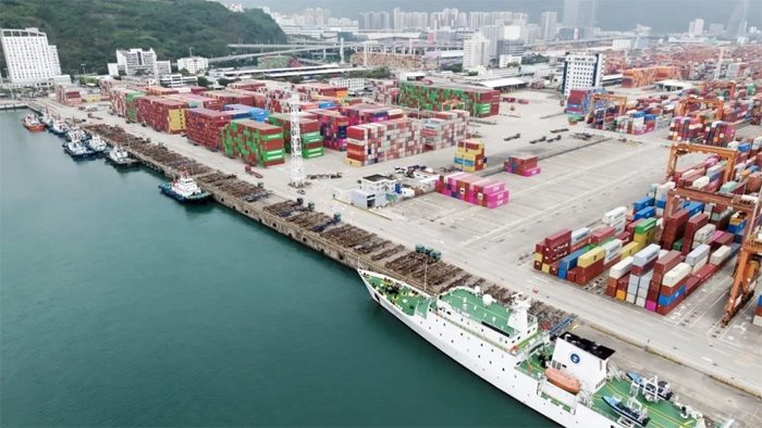 低碳转型！全球首座港内底盘式重卡换电站正式启用